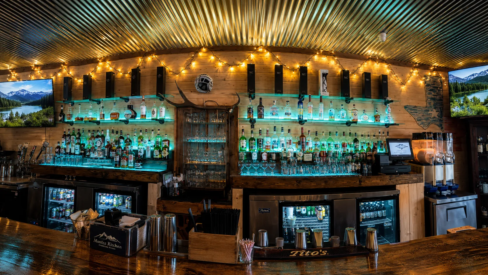 The bar at Montez